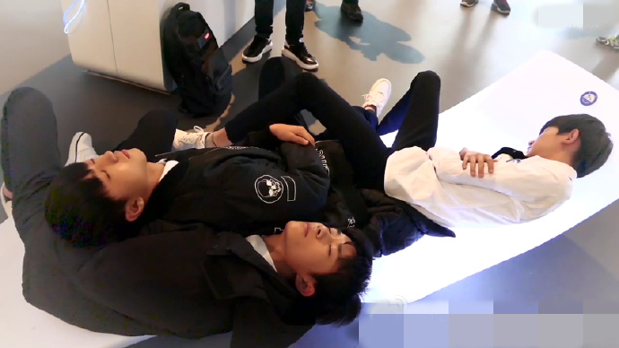 组图:一个有点困的团!tfboys有各种迷之睡姿_高清图集_新浪网