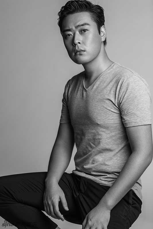 张桐黑白写真记录top文化_高清图集_新浪网