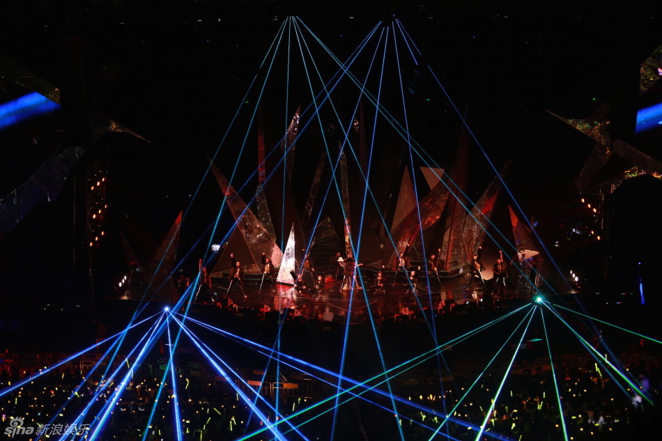 李宇春深圳开唱 舞台炫目造型酷帅