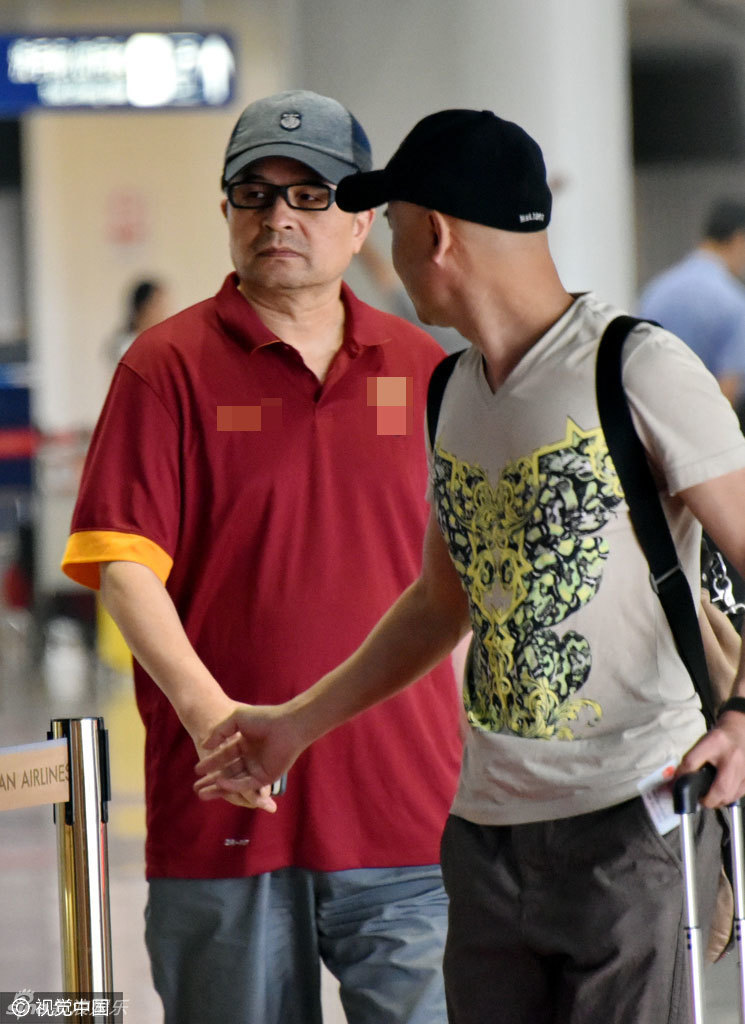 组图:毕福剑现身机场面无表情 胡子拉碴显疲惫_高清图集_新浪网