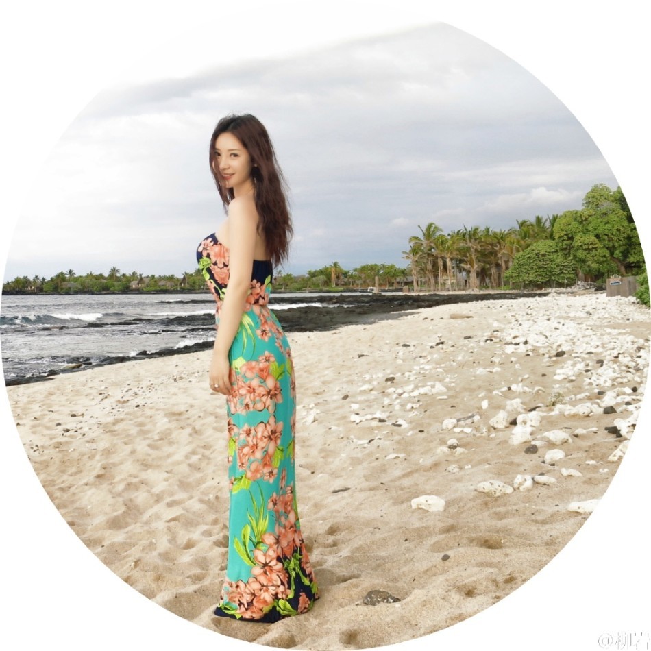 柳岩海边清凉美胸丰满波涛汹涌