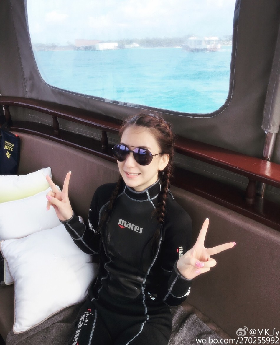 组图:天王嫂方媛晒度假美照 纯白吊带酥胸欲现_高清图集_新浪网