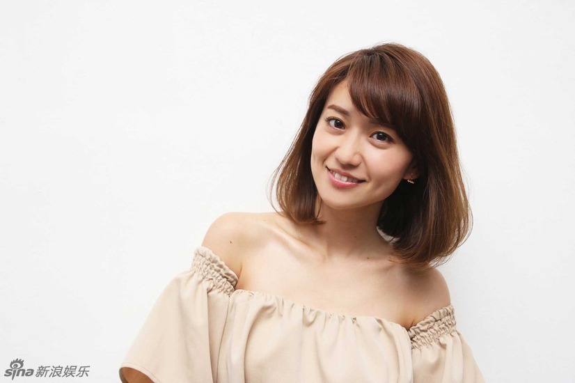 大岛优子吊带衣秀香肩 笑容灿烂气质优雅