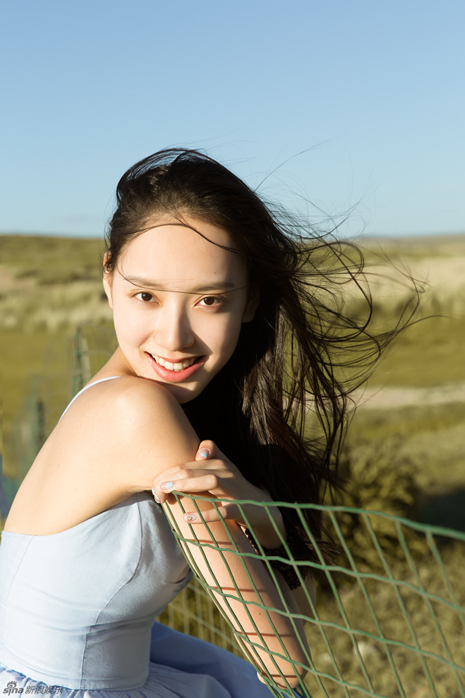 孙嘉灵吊带露香肩恬静自然_高清图集_新浪网