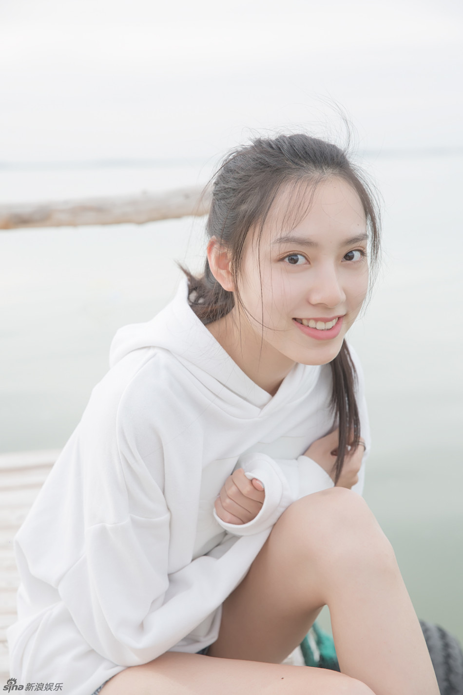 组图:文艺女青年!孙嘉灵吊带露香肩恬静自然_高清图集_新浪网