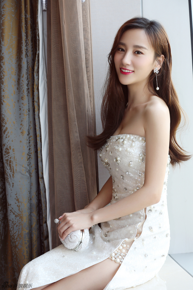 组图:高洋惊艳亮相红毯 开叉白礼裙秀白皙长腿_高清图集_新浪网