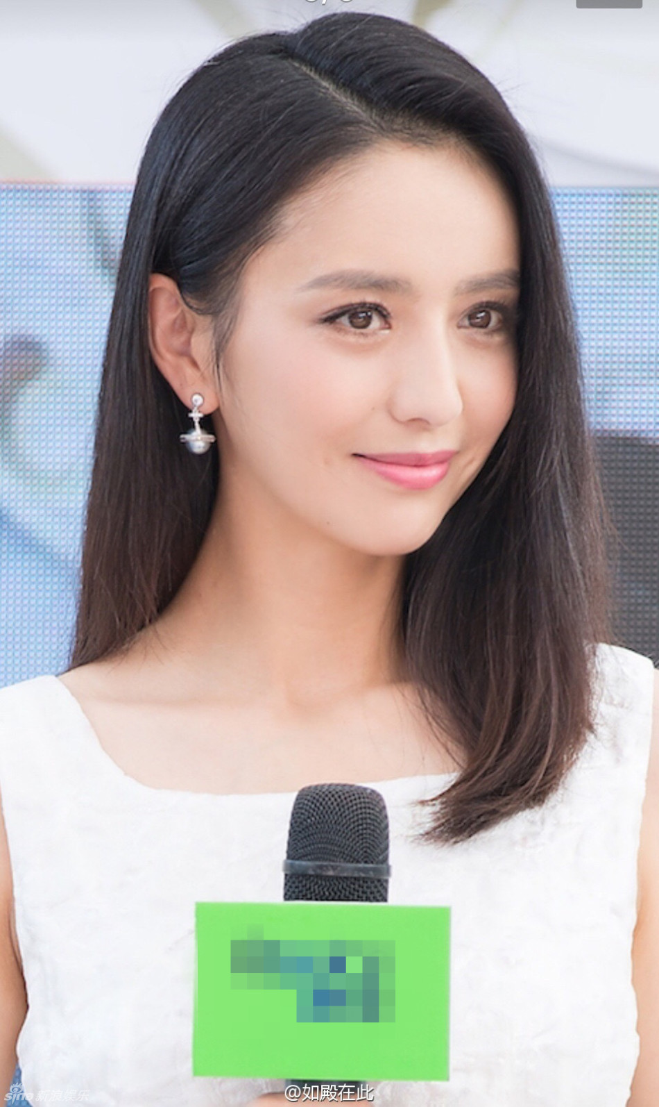 辣妈佟丽娅白裙飘飘 撩发甜笑电眼迷人