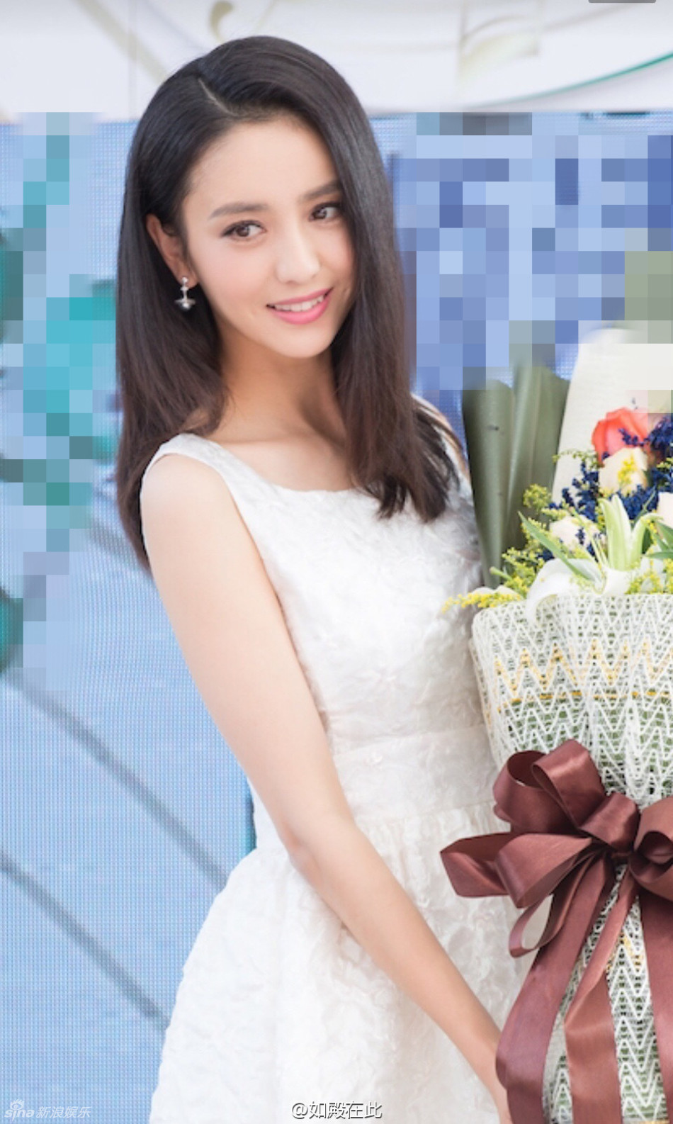 辣妈佟丽娅白裙飘飘 撩发甜笑电眼迷人