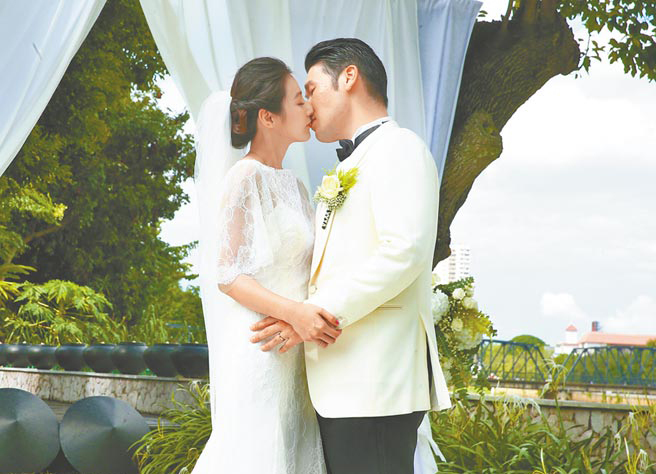 陈怡蓉和薛博仁26日在泰国清迈举行婚礼,早上迎娶,下午是结婚仪式