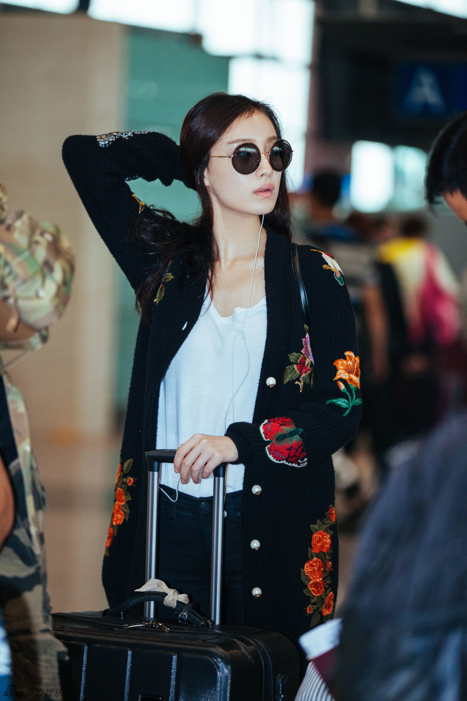 倪妮现身机场锁骨抢镜 笑容灿烂气场十足