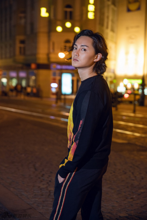 组图:尹正布拉格变英俊绅士 优雅帅气男神范足_高清图集_新浪网