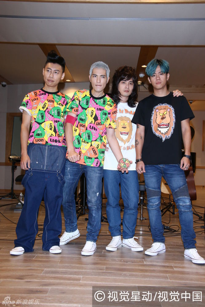 组图:萧敬腾一头白发亮相 狮子合唱团没默契_高清图集_新浪网