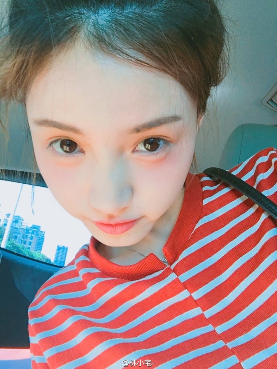 27 15:23:28 8 / 9 新浪娱乐讯 日前,网红美女林小宅在微博晒出一组