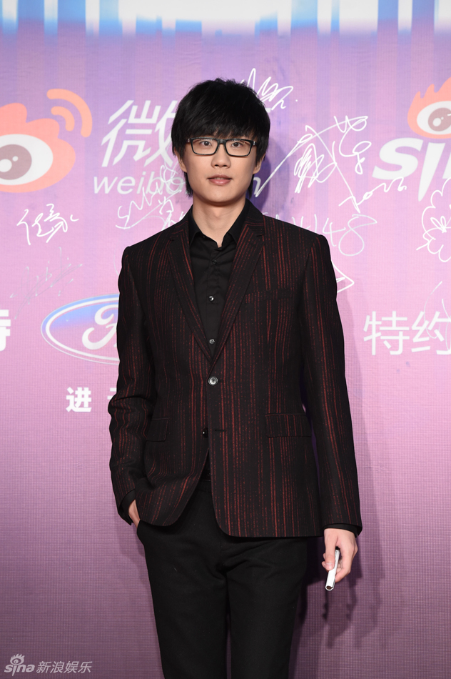 许嵩深色西装帅气十足