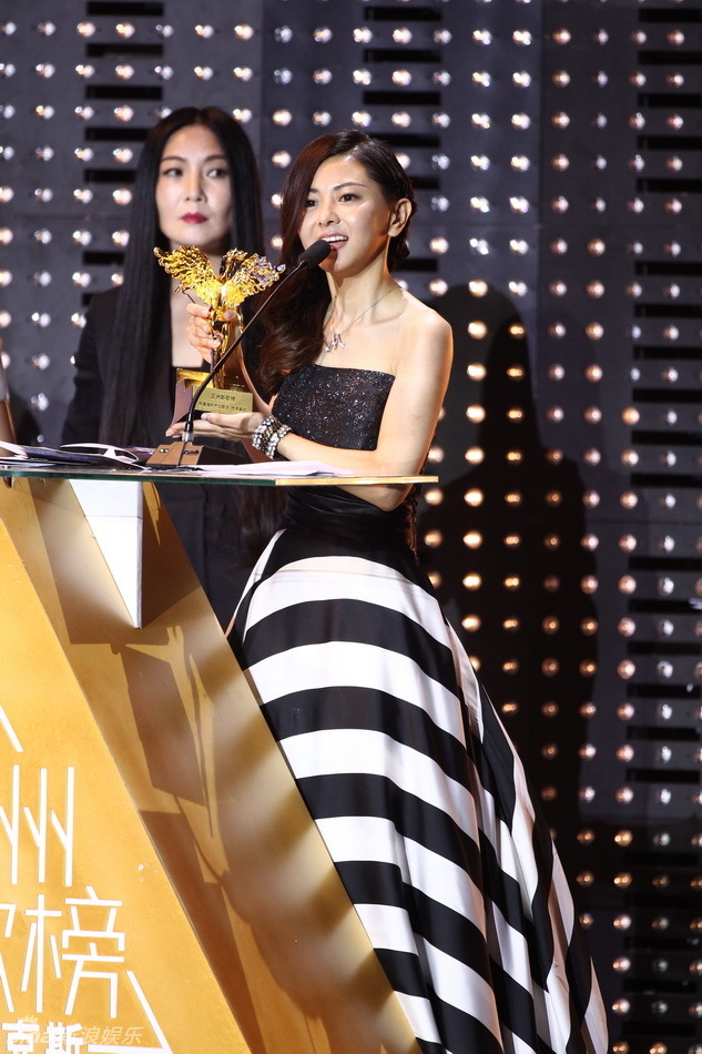 图为仓木麻衣获年度海外杰出歌手.王远宏 夏祺 王博/图