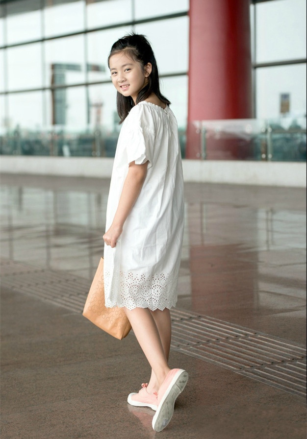 组图:气质美女初长成 黄多多古灵精怪镜头感足_高清图集_新浪网