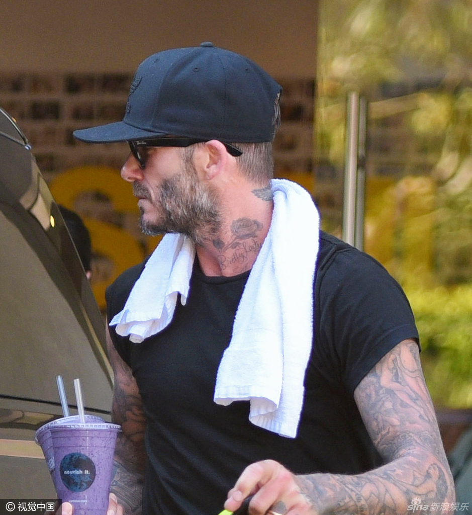 美国洛杉矶当地时间9月27日,大卫·贝克汉姆身穿深色运动装现身街头