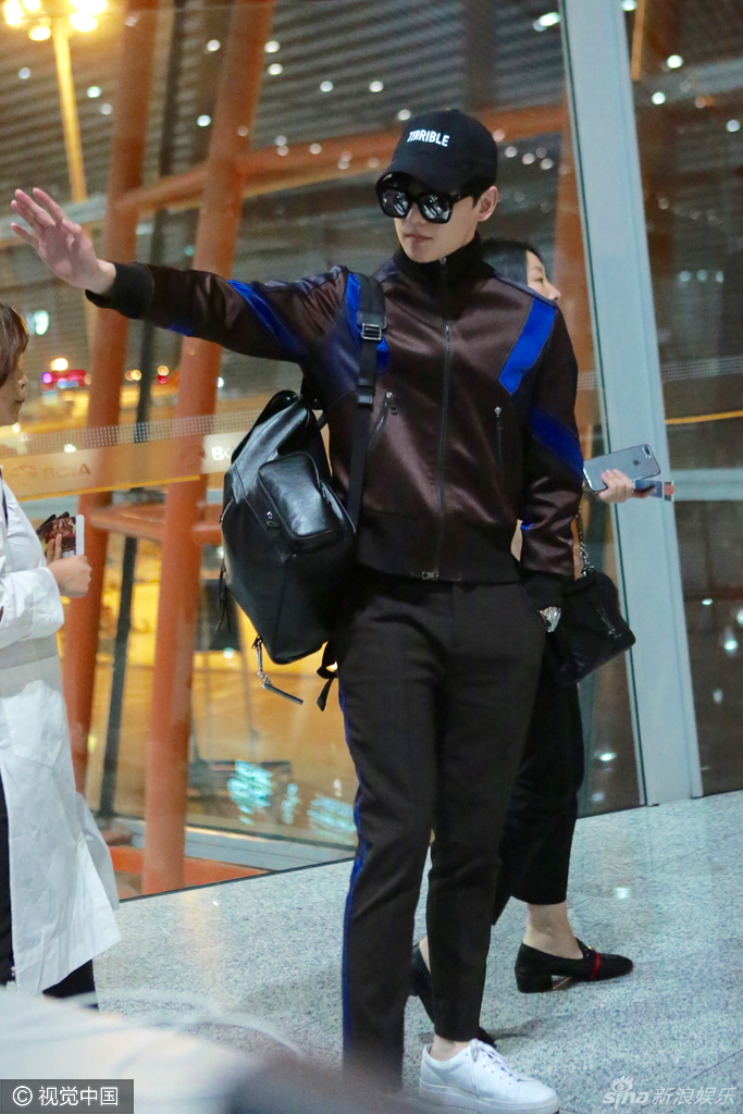 杨洋现身机场向粉丝挥手致意
