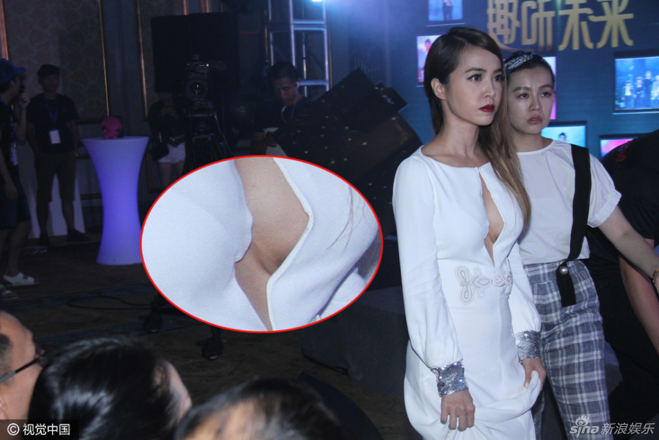 蔡依林衣着大胆中门大开露半球