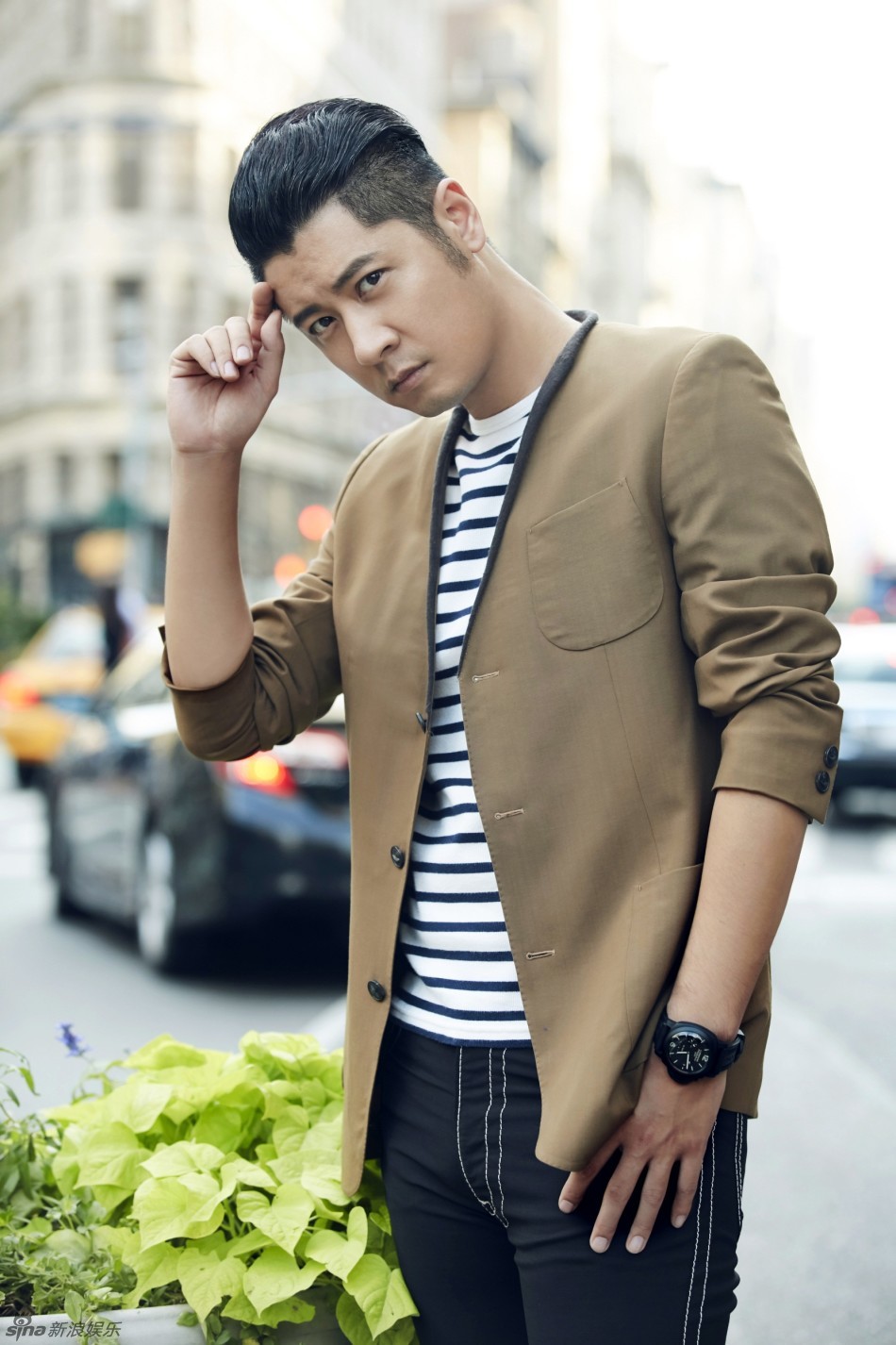 新浪娱乐讯 今日,任重曝光了一组休闲look的时尚街拍,照片中的他低调
