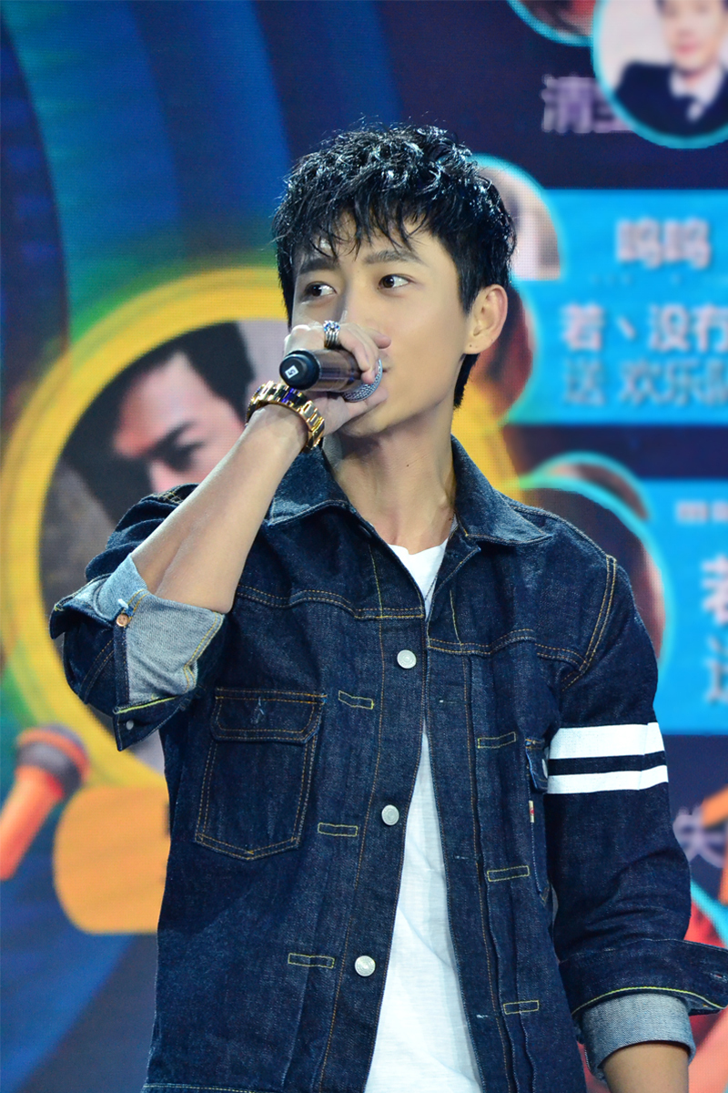 组图:魏晨与秦凯同台献唱 祝新人"永远快乐"_高清图集_新浪网