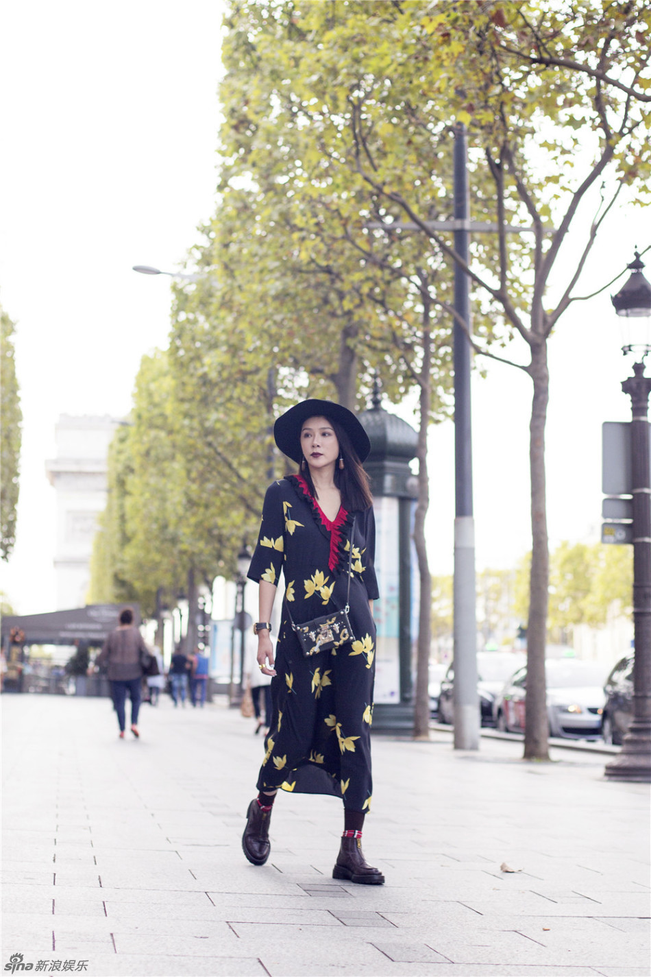 赵雅淇巴黎时装周街拍look曝光