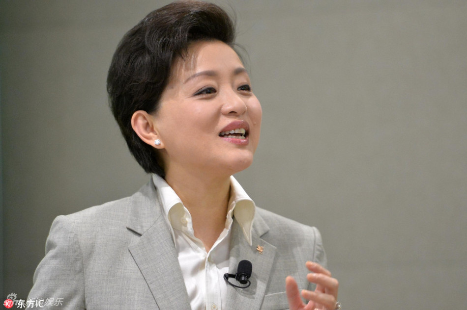 48岁杨澜灰西服优雅知性