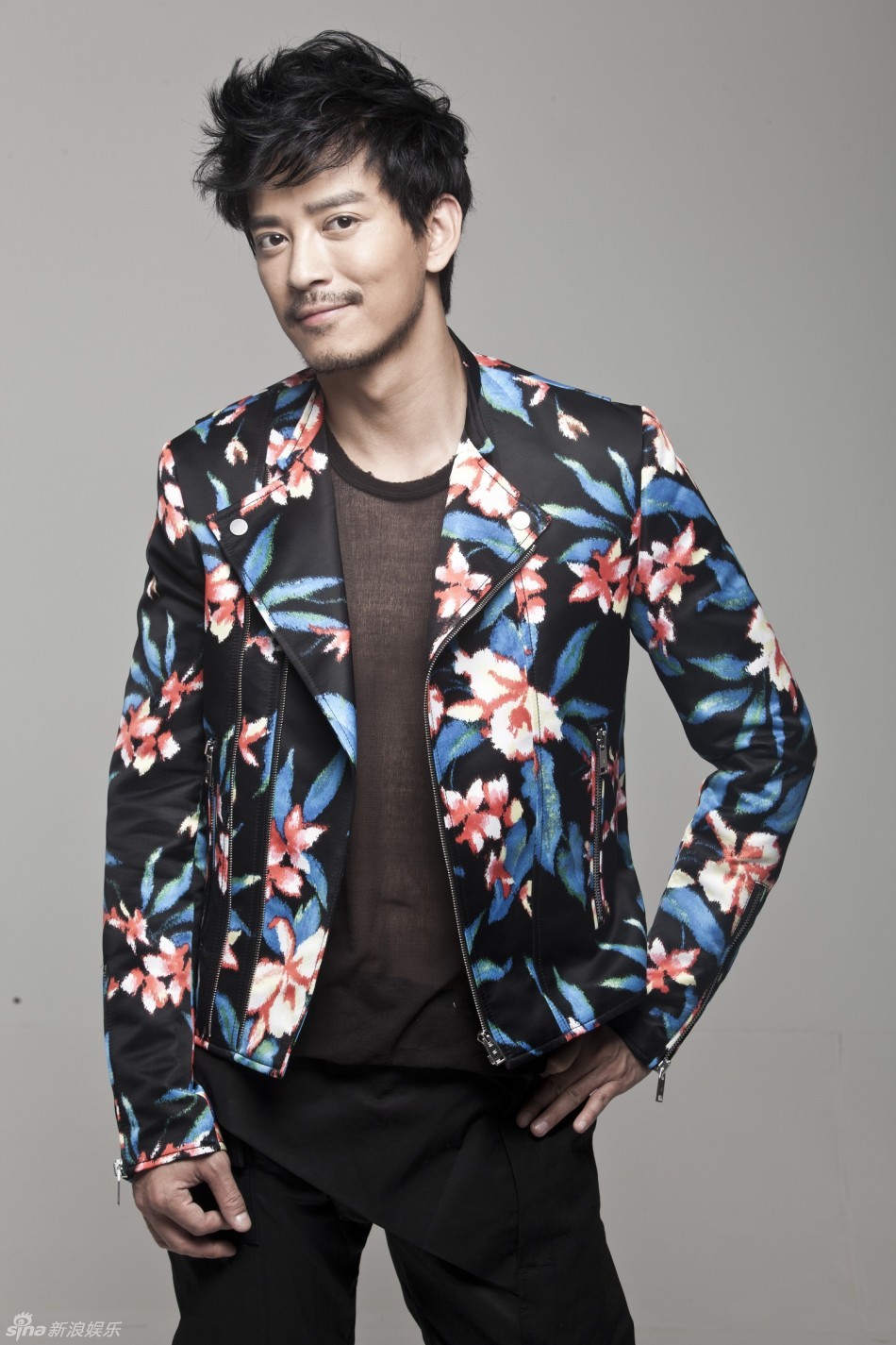 新浪娱乐讯 陈晓东近日在综艺节目中被曝光一张童年照,随后网友陆续