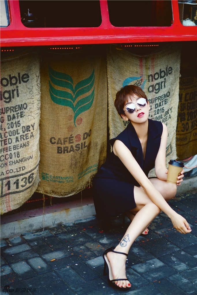 组图:李晓峰街头性感骑机车 冷艳曼妙秀长腿_高清图集_新浪网