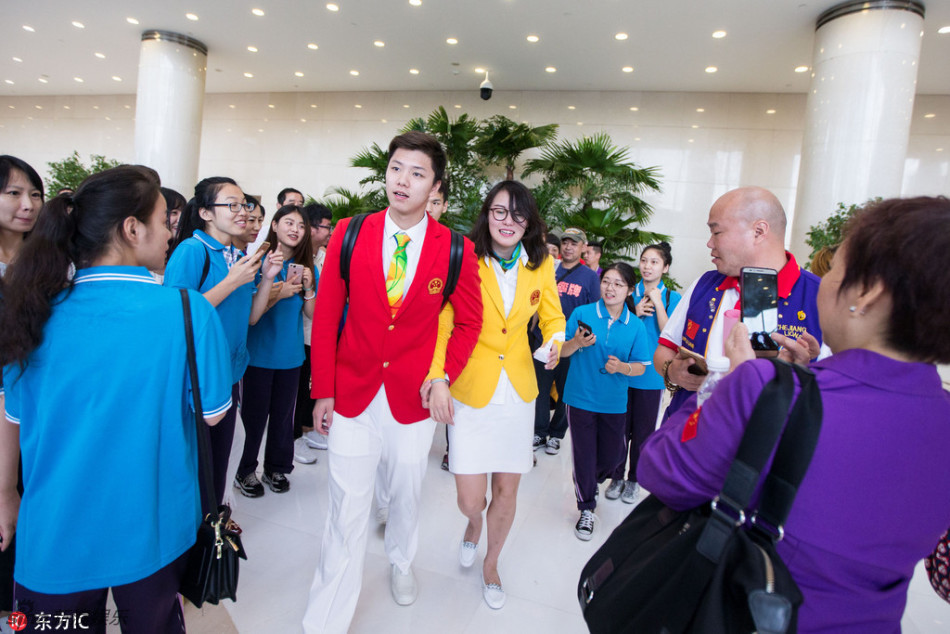 李广源牵着傅园慧走出会场