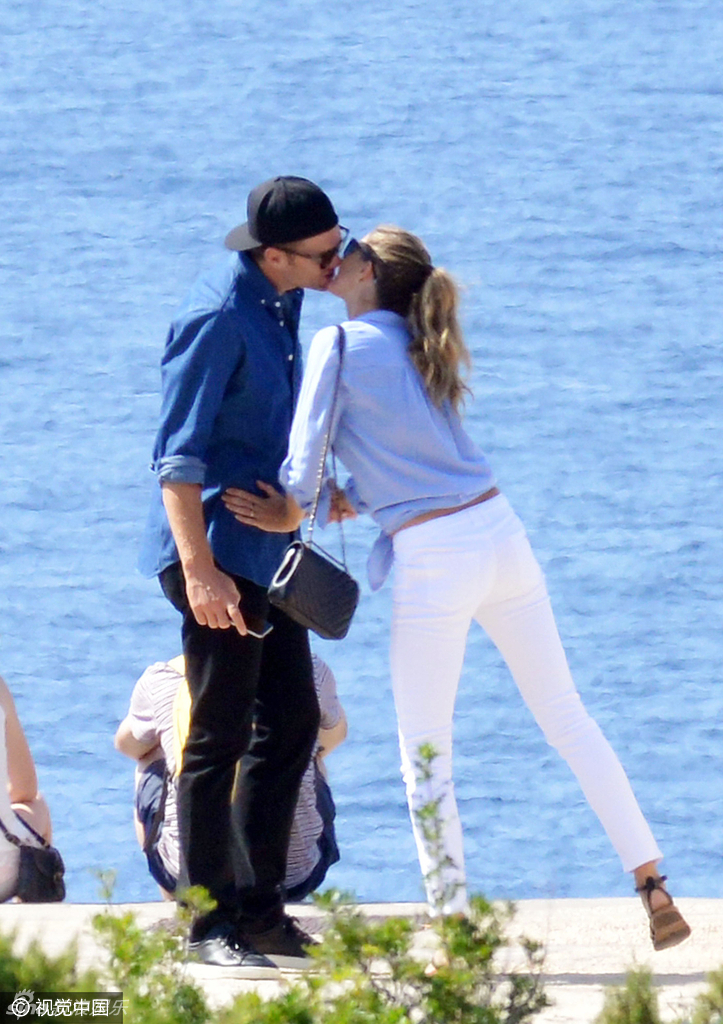 第一名模吉赛尔邦辰度假 与老公忘情拥吻