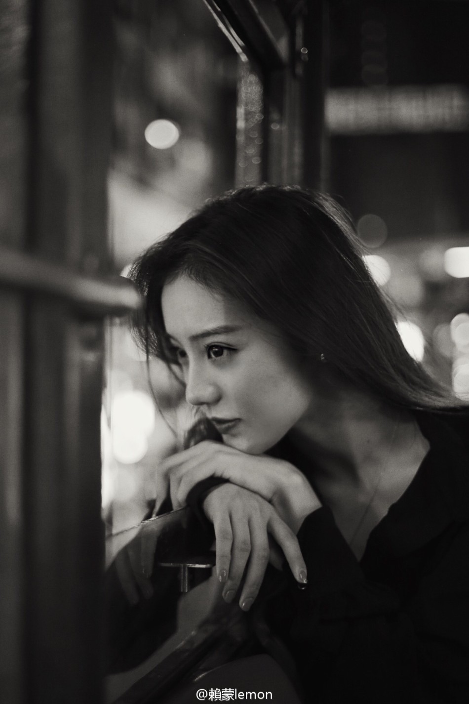 夏夏电车写真性感撩人