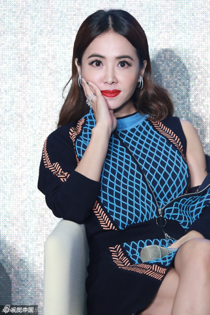 09月30日,上海,蔡依林现身某活动,半穿外衣秀香肩,与dj alesso跨界