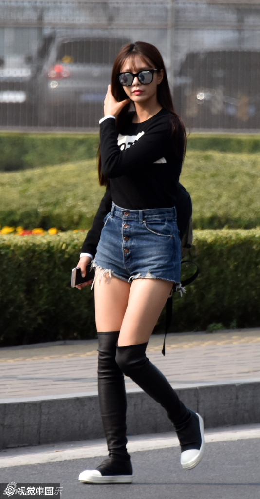 沈梦辰热裤露白皙美腿 上围丰满超诱惑