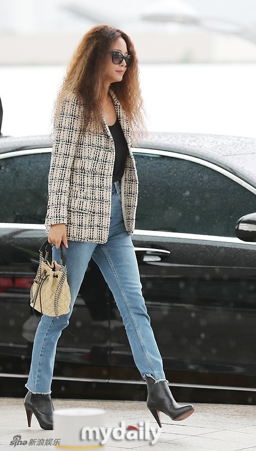 韩艺瑟穿着个性爆炸头抢镜