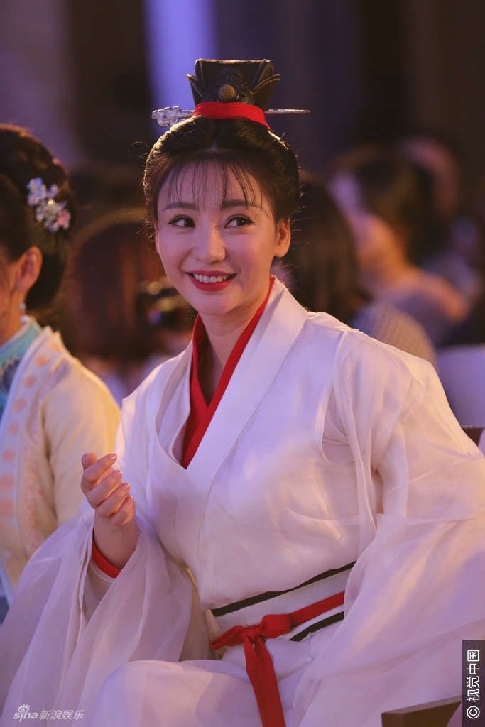 柳岩穿古装美艳 补妆狂照镜子