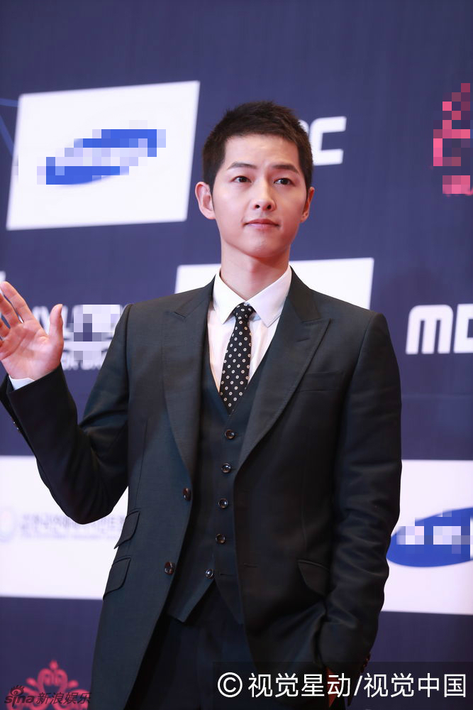 组图:宋仲基西装帅气 与宋慧乔获评最佳情侣_高清图集_新浪网