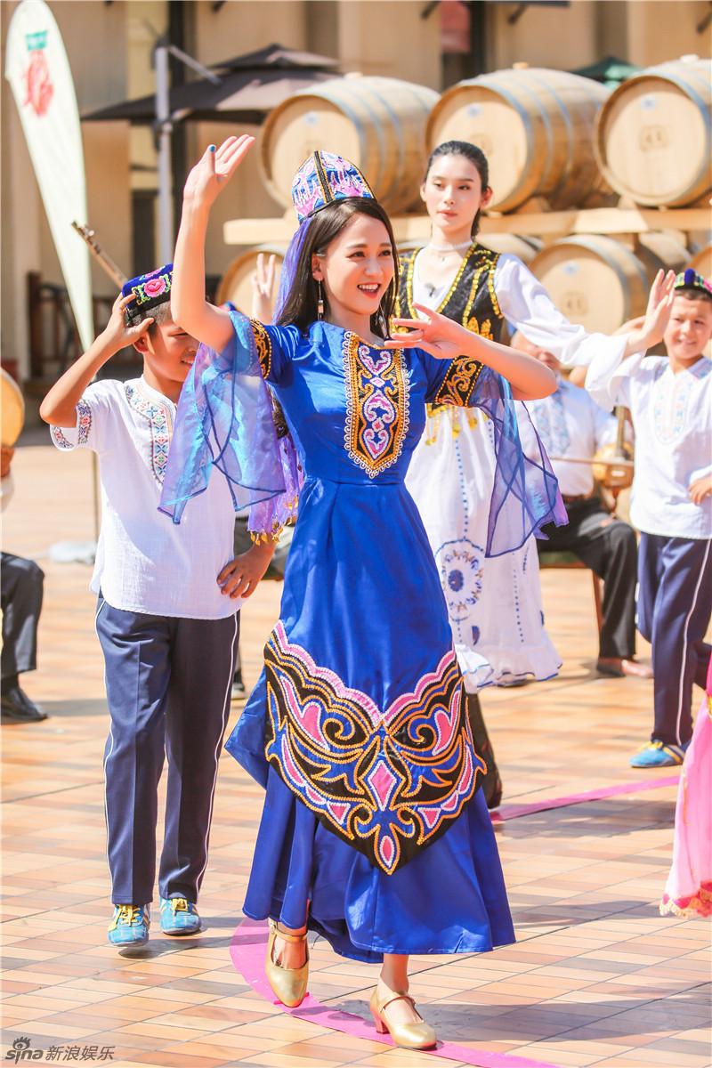 《我们来了》陈乔恩扮维族舞娘翩翩起舞