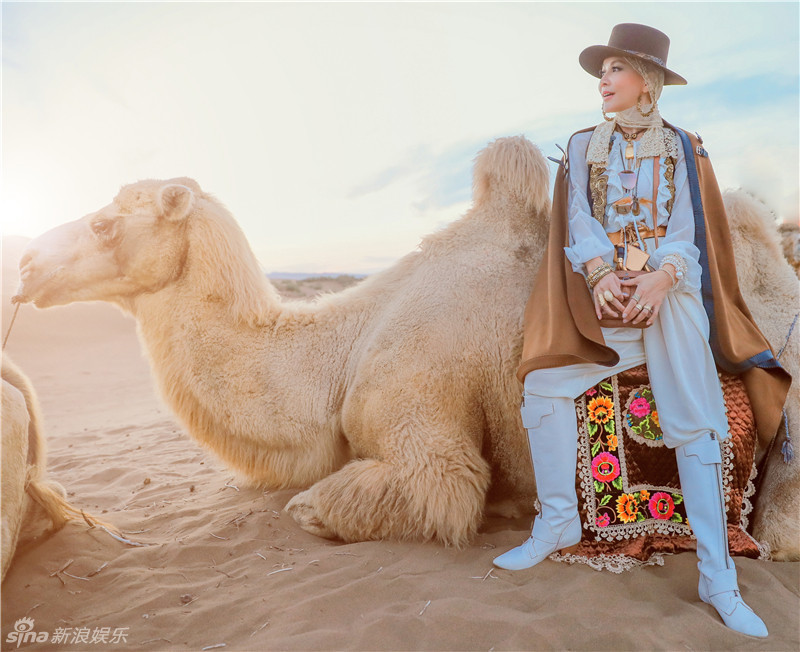 组图:刘嘉玲变身新疆美女 沙漠骑骆驼画面唯美_高清图集_新浪网