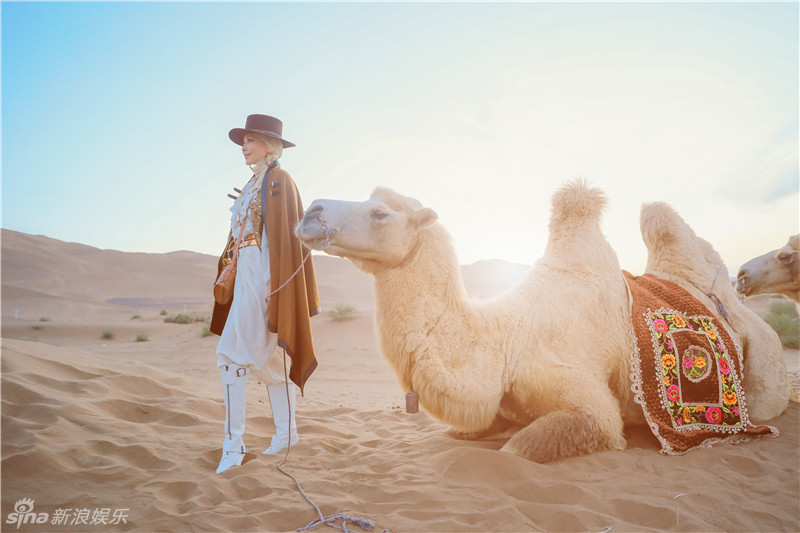 组图:刘嘉玲变身新疆美女 沙漠骑骆驼画面唯美_高清图集_新浪网