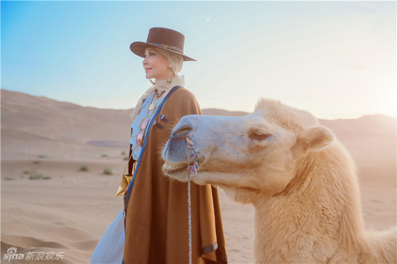 组图:刘嘉玲变身新疆美女 沙漠骑骆驼画面唯美_高清图集_新浪网