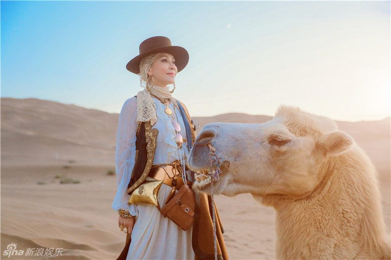 组图:刘嘉玲变身新疆美女 沙漠骑骆驼画面唯美_高清图集_新浪网
