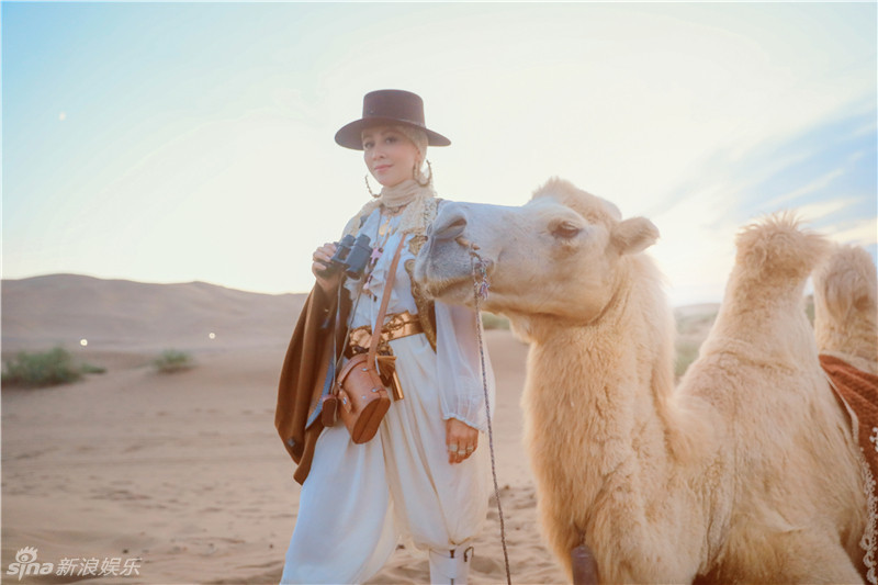 组图:刘嘉玲变身新疆美女 沙漠骑骆驼画面唯美_高清图集_新浪网