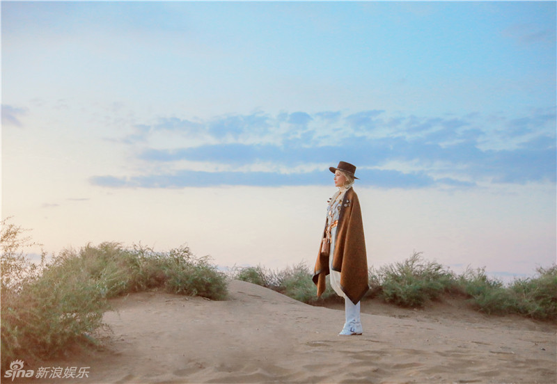 组图:刘嘉玲变身新疆美女 沙漠骑骆驼画面唯美_高清图集_新浪网