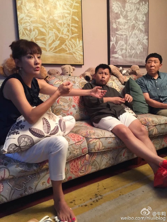 组图:牛莉晒片场照 与姜武韩童生卖萌童心未泯_高清图集_新浪网