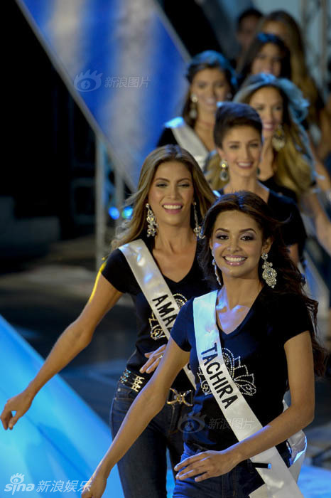 委内瑞拉小姐选美比赛 众佳丽比心秀长腿