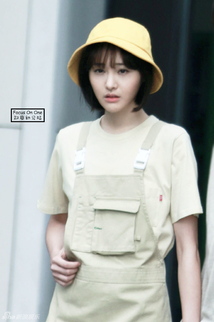 组图:郑爽穿背带裙戴黄帽 嘟嘴酷似樱桃小丸子