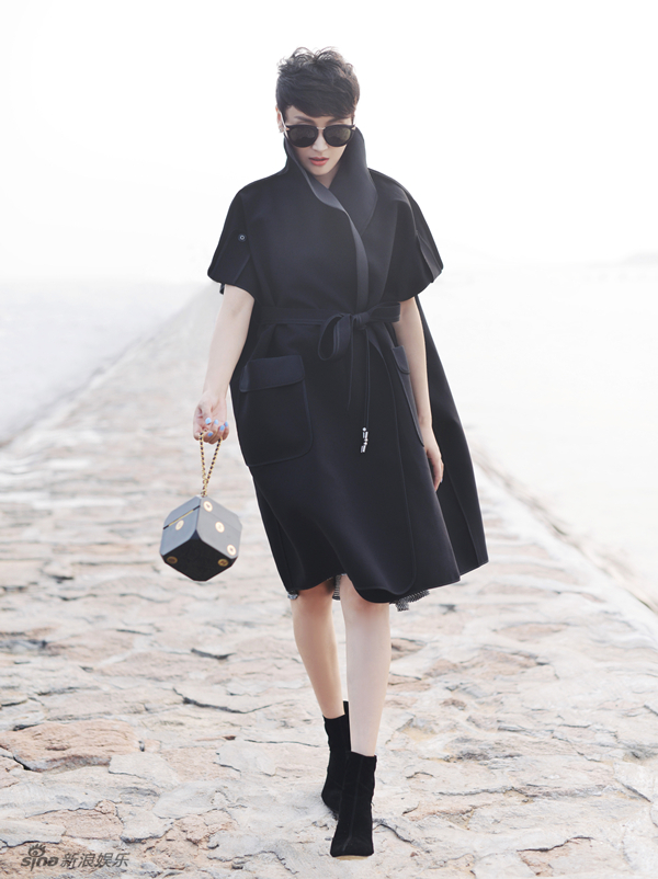 组图:傅淼海边黑衣劲酷 高冷尽显轻奢知性美_高清图集_新浪网