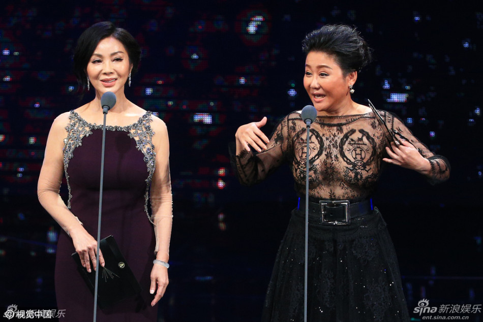 蓝心湄,陈美凤颁奖遭熊抱 (33)