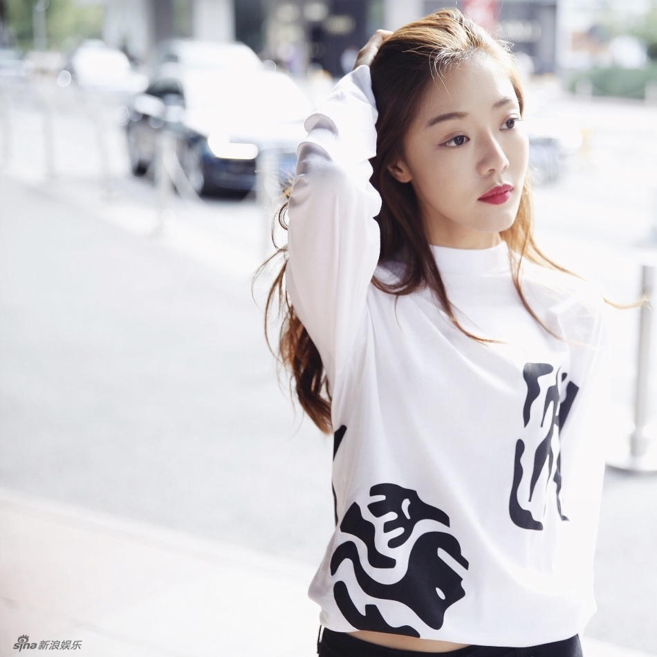 在这组街拍中,邓家佳以六套休闲私服入镜,完美的身材和清新的服装搭配